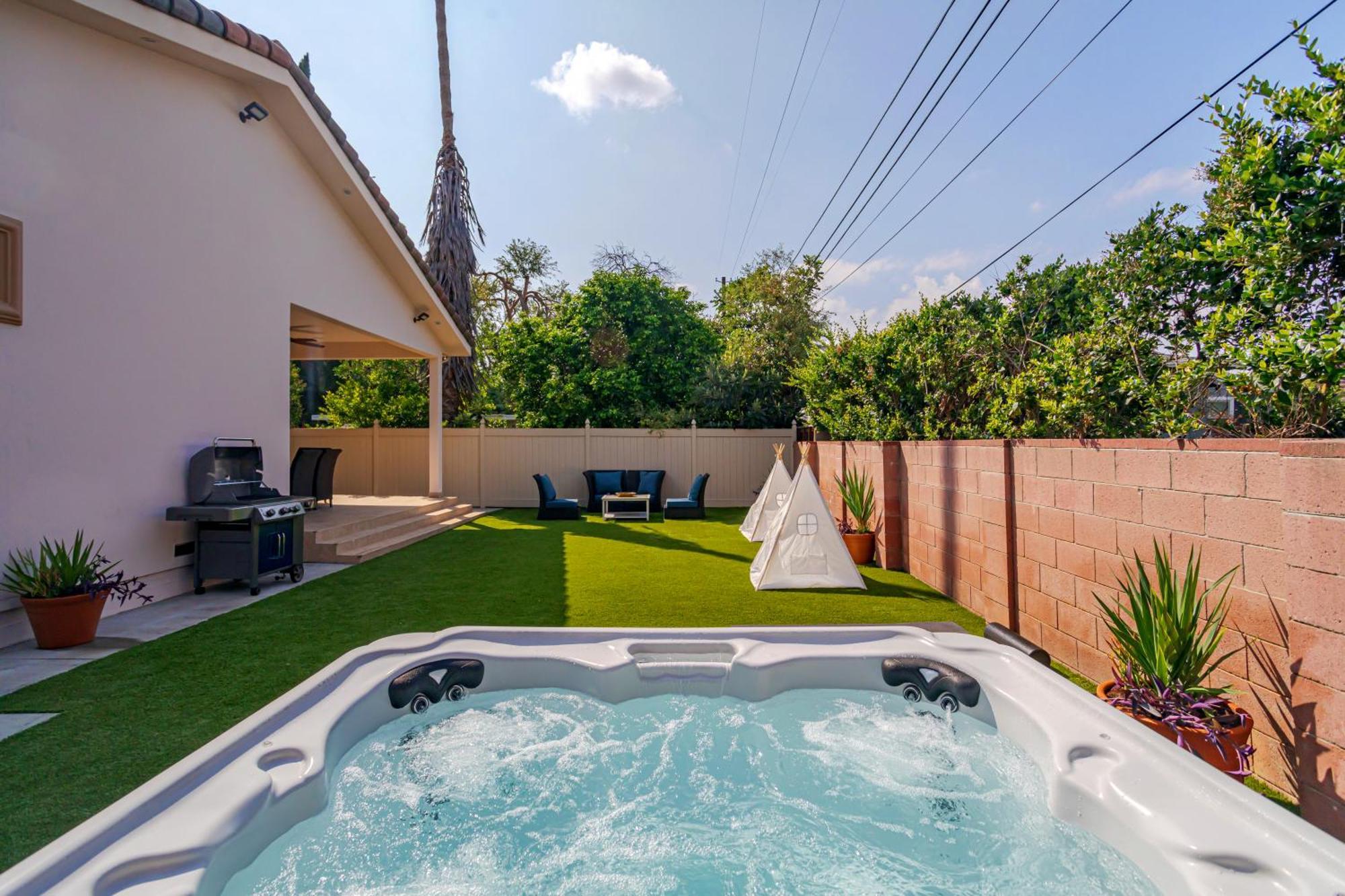 Regal 4 Bed With Hot Tub Close To Universal Sleeps 15 Hébergement de vacances Los Angeles