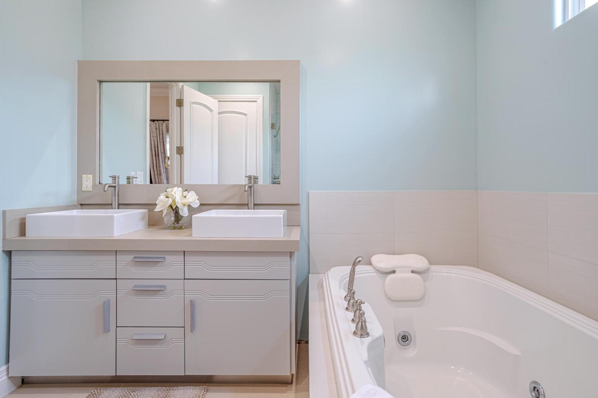 Regal 4 Bed With Hot Tub Close To Universal Sleeps 15 Hébergement de vacances Los Angeles